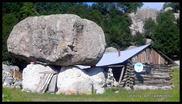 Raramuri log home in valley near Creel