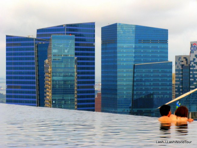architecture of Singapore - skyscrapers - Marina Bay Sands Infinity Pool -Singapore 