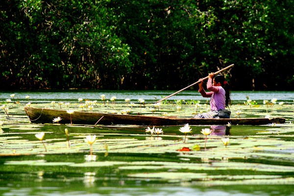 off-grid in Guatemala - canoe-ing in Rio Dulce - photo by Walter Rodriguez on Flickr CC