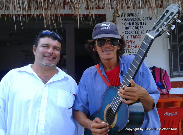 Street singers in Mahahual - Mexico