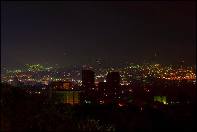 San Salvador at night - photo by Rene Manorga